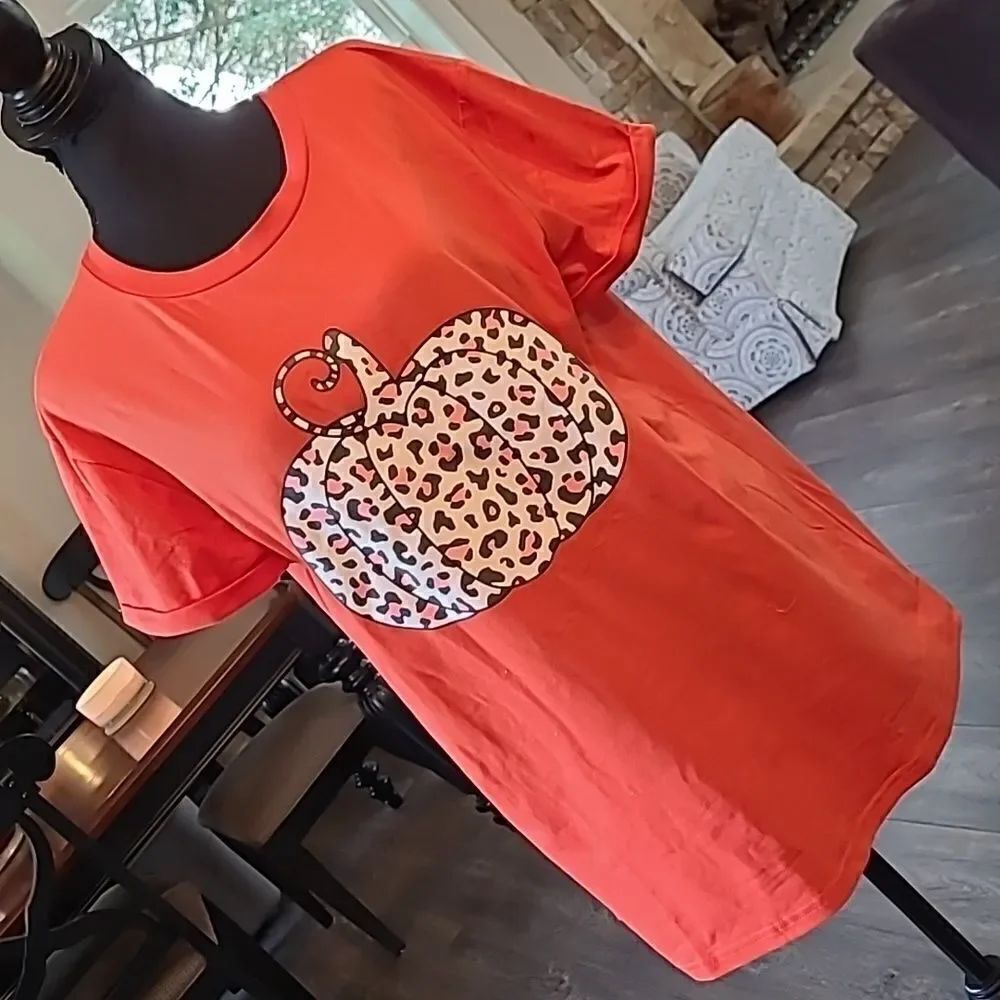 Orange short sleeved t-shirt with animal print pumpkin XL cuffed sleeves